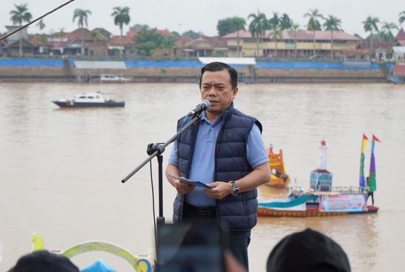 gubernur jambi, al haris saat pembukaan parade perahu hias dala rangka festival batanghari tahun 2024