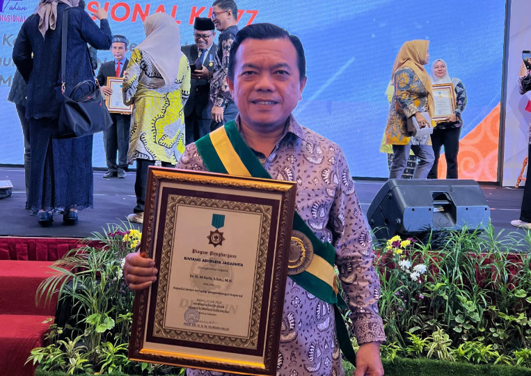 gubernur jambi, al haris saat terima penghargaan bintang abhinaya