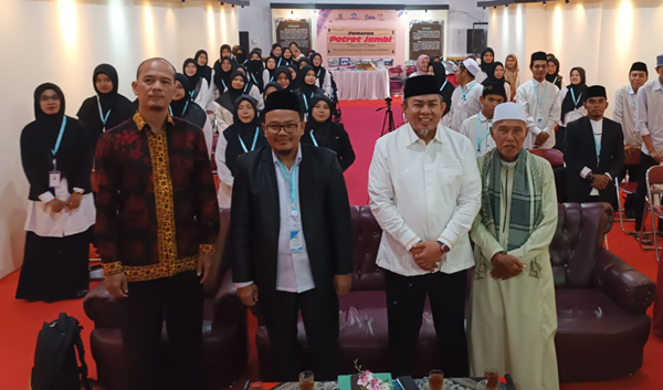 har saat ia menghadiri rapat kerja yayasan jambi qur'an school ra, sd, smp qur'an an najihah