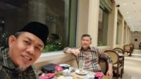 H Abdul Rahman (kiri) bersama mantan Walikota Jambi Sy Fasha. Foto : ist