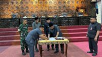Pimpinan DPRD Merangin H Zaidan bersama Pj Bupati H Mukti menandatangani kesepakatan KUA PPAS Kabupaten Merangin tahun 2025. Senin (29/7/2024) malam.