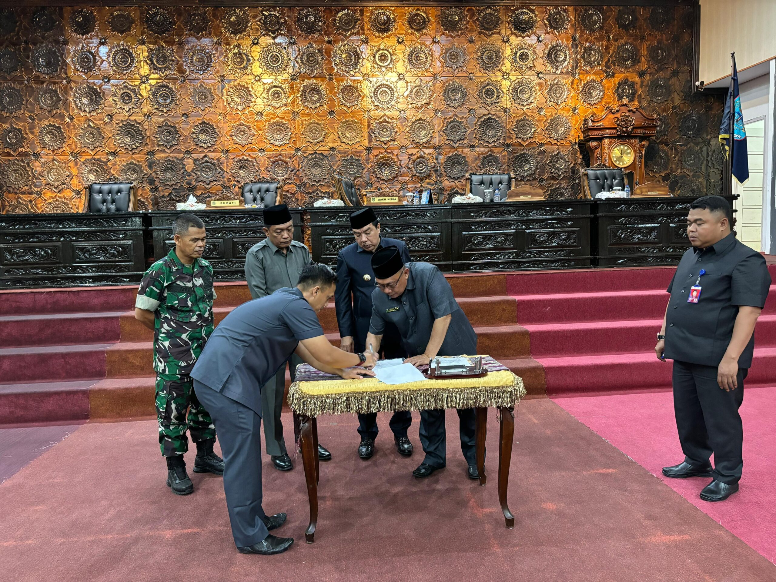 Pimpinan DPRD Merangin H Zaidan bersama Pj Bupati H Mukti menandatangani kesepakatan KUA PPAS Kabupaten Merangin tahun 2025. Senin (29/7/2024) malam. Pimpinan DPRD Merangin H Zaidan bersama Pj Bupati H Mukti menandatangani kesepakatan KUA PPAS Kabupaten Merangin tahun 2025. Senin (29/7/2024) malam.