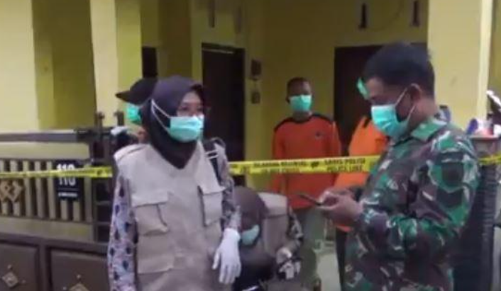 janda sebatang kara ditemukan tewas membusuk dalam rumahnya di kabupaten karanganya
