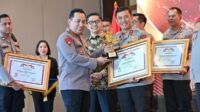 kapolda jambi irjen pol rusdi hartono langsung menerima penghargaan