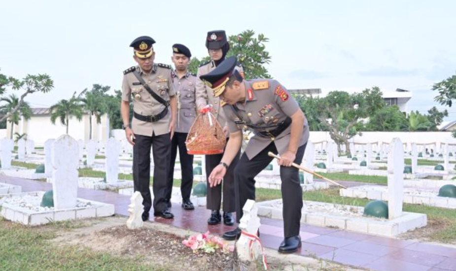 kapolda jambi irjen pol. rusdi hartono pimpin pelaksanaan upacara prosesi tabur bunga