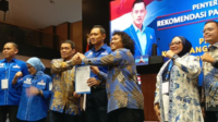 ketua umum partai demokrat, agus harimurti yudhoyono menyerahkan surat rekomendasi kepada riza patria marshel.