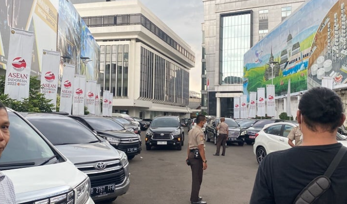 kpk geledah kantor ditjen minerba