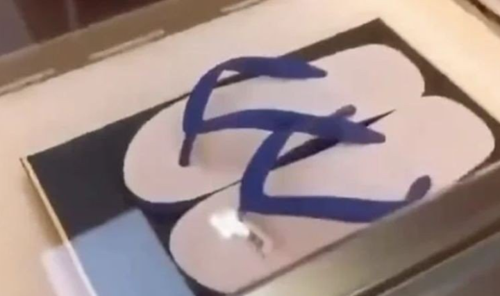 netizen dibuat heboh dengan sandal jepit seharga 4.500 riyal atau sekitar rp20 juta yang dijual di arab saudi