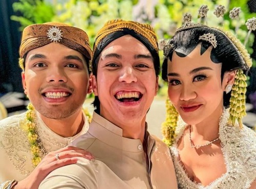 netizen penasaran yang di gandeng el rumi saat resepsi thariq aaliyah netizen penasaran yang di gandeng el rumi saat resepsi thariq aaliyah