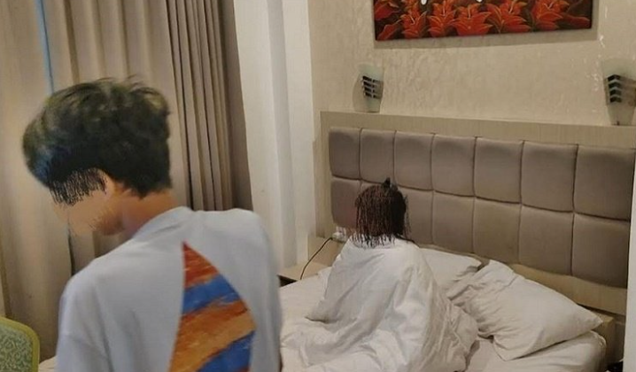 pasangan tanpa ikatan pernikahan yang digerebek satpol pp padang dalam kamar hotel.