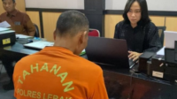 pelaku sodomi 5 bocah sd saat menjalani pemeriksaan di polres lebak.