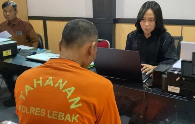 pelaku sodomi 5 bocah sd saat menjalani pemeriksaan di polres lebak.