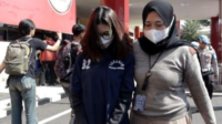 polisi menangkap selebgram cantik asal bandung berinisial a karena mempromosikan judi online di media sosial,