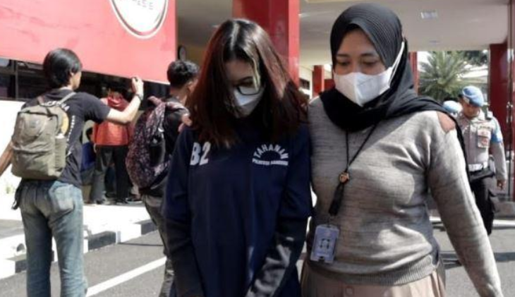 polisi menangkap selebgram cantik asal bandung berinisial a karena mempromosikan judi online di media sosial,