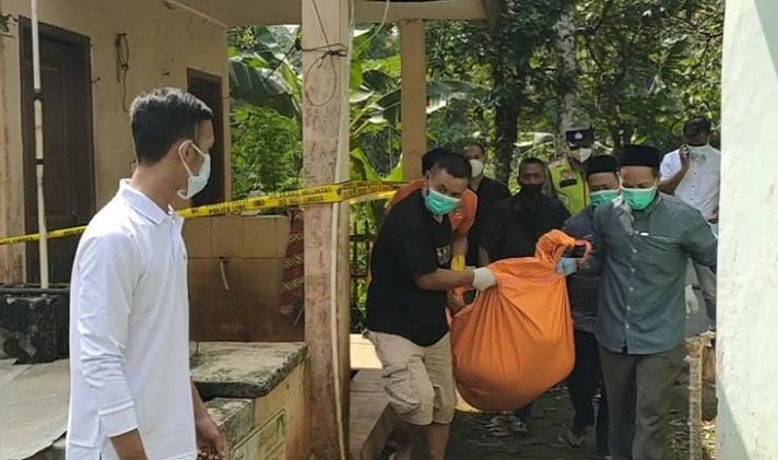 polisi saat mengevakuasi mayat guru ngaji di toilet masjid al ikhlas, kampung tonjong cihaur, desa kanoman, kecamatan cibeber, kabupaten cianjur, jawa barat polisi saat mengevakuasi mayat guru ngaji di toilet masjid al ikhlas, kampung tonjong cihaur, desa kanoman, kecamatan cibeber, kabupaten cianjur, jawa barat