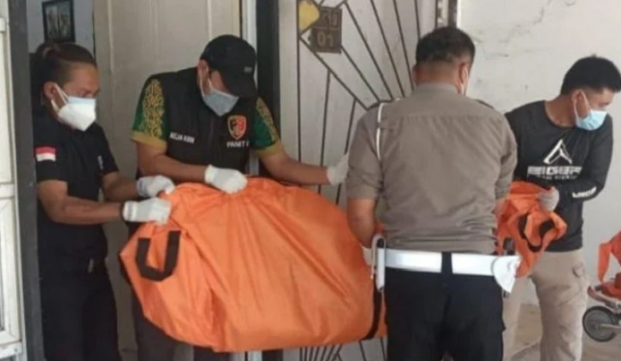 polisi saat mengevakuasi mayat kakek dan nenek dalam rumah mereka di kecamatan jonggol, kabupaten bogor, jawa barat. polisi saat mengevakuasi mayat kakek dan nenek dalam rumah mereka di kecamatan jonggol, kabupaten bogor, jawa barat.