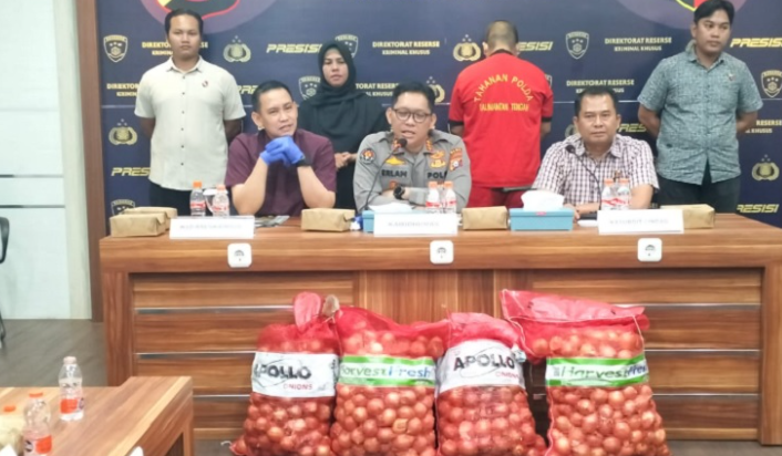 polisi ungkap 8,4 ton bawang bombay ilegal polisi ungkap 8,4 ton bawang bombay ilegal