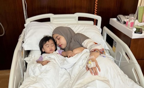 ria ricis keracunan makanan dirawat dan harus jalani operasi ria ricis keracunan makanan dirawat dan harus jalani operasi