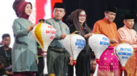 Gubernur Jambi, Al Haris didampingi istri saat buka Festival Batanghari.