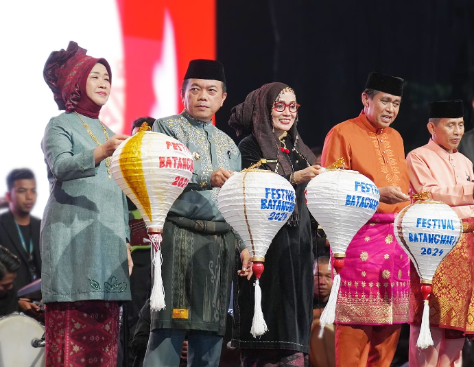 Gubernur Jambi, Al Haris didampingi istri saat buka Festival Batanghari.