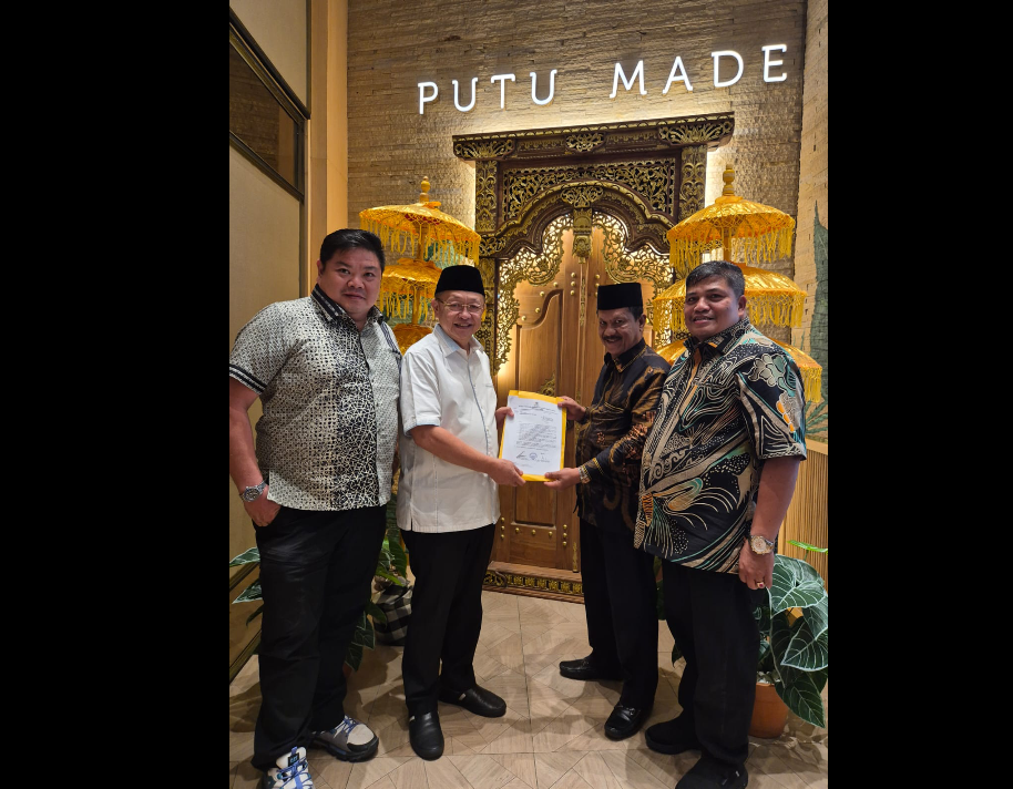 Bacabup Merangin H Nalim bersama H Cek Endra Ketua DPD I Partai Golkar dan Ketua DPD II Golkar Herman Efendi. Bacabup Merangin H Nalim bersama H Cek Endra Ketua DPD I Partai Golkar dan Ketua DPD II Golkar Herman Efendi.