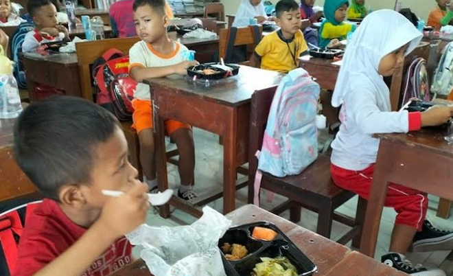 suasana simulasi makan bergizi gratis di sd n 120 tugu jebres, kota solo, jawa tengah