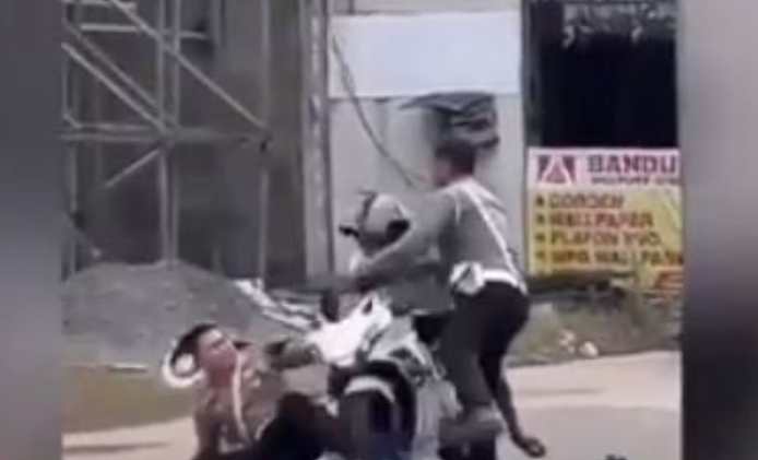 tangkapan layar pemotor nekat menabrak kasat lantas polres berau akp wulyadi saat menggelar operasi patuh mahakam 2024. tangkapan layar pemotor nekat menabrak kasat lantas polres berau akp wulyadi saat menggelar operasi patuh mahakam 2024.