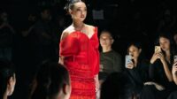 usai jatuh di catwalk naura ayu bangkit dan lepas sepatu tingginya