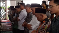 wapres ma'ruf amin melaksanakan salat gaib berjemaah untuk mendoakan almarhum hamzah haz
