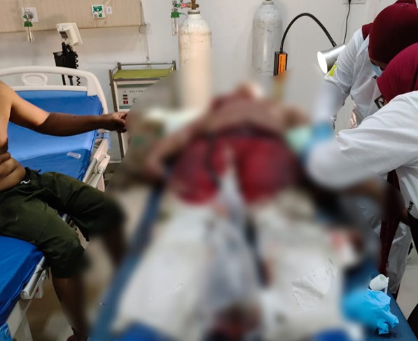 Korban pembacokan di muaro jambi saat ditangani petugas rumah sakit.