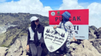 abimana dan ibu di puncak gunung sumbing. abimana dan ibu di puncak gunung sumbing.