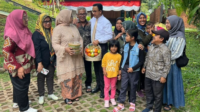 anies baswedan didatangi warga kampung akuarium di kediamannya, lebak bulus anies baswedan didatangi warga kampung akuarium di kediamannya, lebak bulus