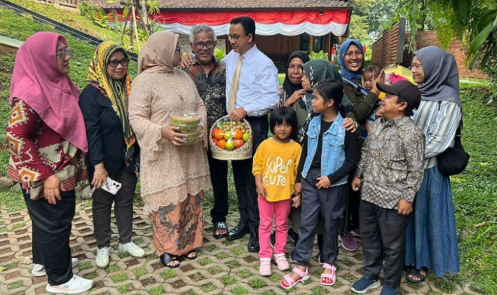 anies baswedan didatangi warga kampung akuarium di kediamannya, lebak bulus anies baswedan didatangi warga kampung akuarium di kediamannya, lebak bulus