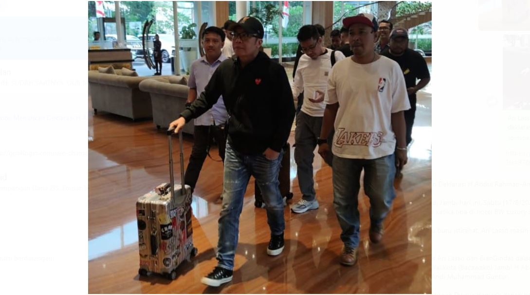 Ari Lasso tiba di jambi dalam rangka meriahkan deklarasi H Abdul Rahman-Andi Muhammad Guntur for Pilwako Jambi 2024. Foto : ist