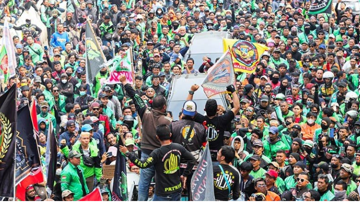 driver ojol meminta pemerintah melegalkan status profesi dalam suatu aturan kebijakan.