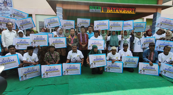 gubernur jambi, al haris saat serahkan bantuan dumisake di kabupaten batanghari