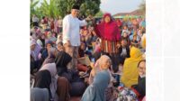 H Abdul Rahman (tengah) bersama Emak emak Kota Jambi. Foto : dok tim