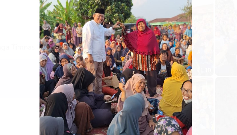 H Abdul Rahman (tengah) bersama Emak emak Kota Jambi. Foto : dok tim