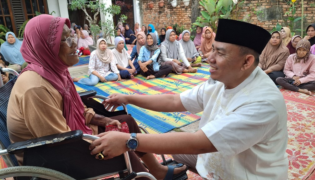 H Abdul Rahman (kanan) saat bersama emak emak Kota Jambi. Foto : dok tim