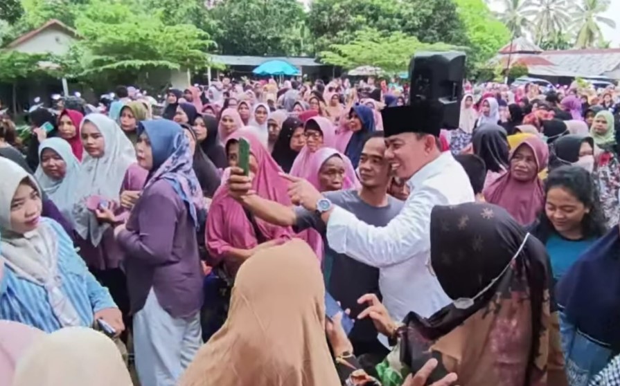 H Abdul Rahman di tengah masyarakat Jambi. Foto : ist