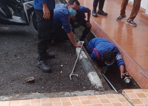 Petugas Dinas Pemadam Kebakaran dan Penyelamatan Merangin eksekusi Bangkai Anjing dalam Gorong depan kantor Dinas Kominfo. Senin (5/8/2024).