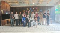 Ketua KORMI Merangin Selamet Edi Sucipto bersama pengurus bidang foto bersama usai musyawarah. Senin (12/8/2024).