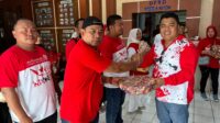Plt Sekwan DPRD Merangin, Razali Azhari (kanan) saat menyerahkan hadiah kepada pemenang lomba karaoke. Foto: Edo jambiseru