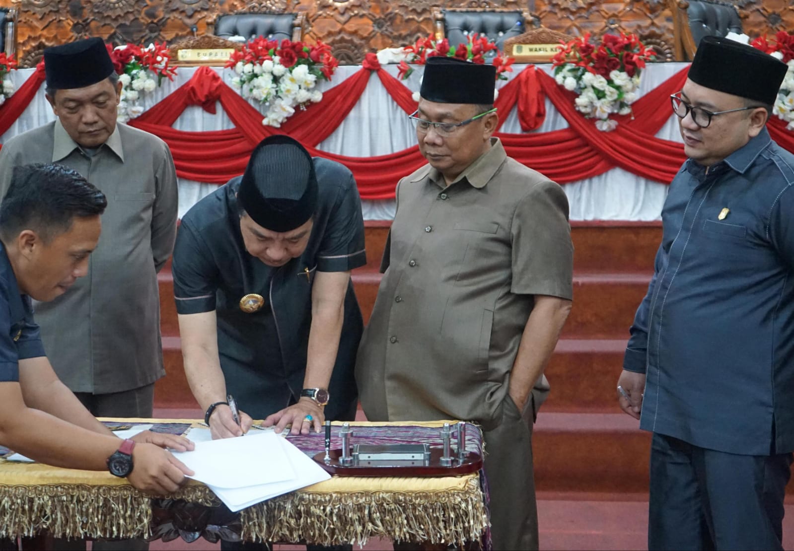 Perubahan KUA dan PPAS Merangin Tahun 2024 Disetujui melalui Paripurna Dewan, (kiri) Pj Bupati Merangin H Mukti, (kanan) Wakil Ketua DPRD Merangin Zaidan Ismail. Selasa (20/8/2024).