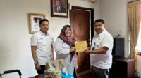 Plt Sekwan (kanan) Razali Azhari saat penyerahan SK 35 Anggota DPRD Merangin periode 2024 dari Kepala Biro Pemerintahan Otda Setda Provinsi Jambi, Dra, Lutfiah di kantor Gubernur Jambi. Rabu (21/8/2024).