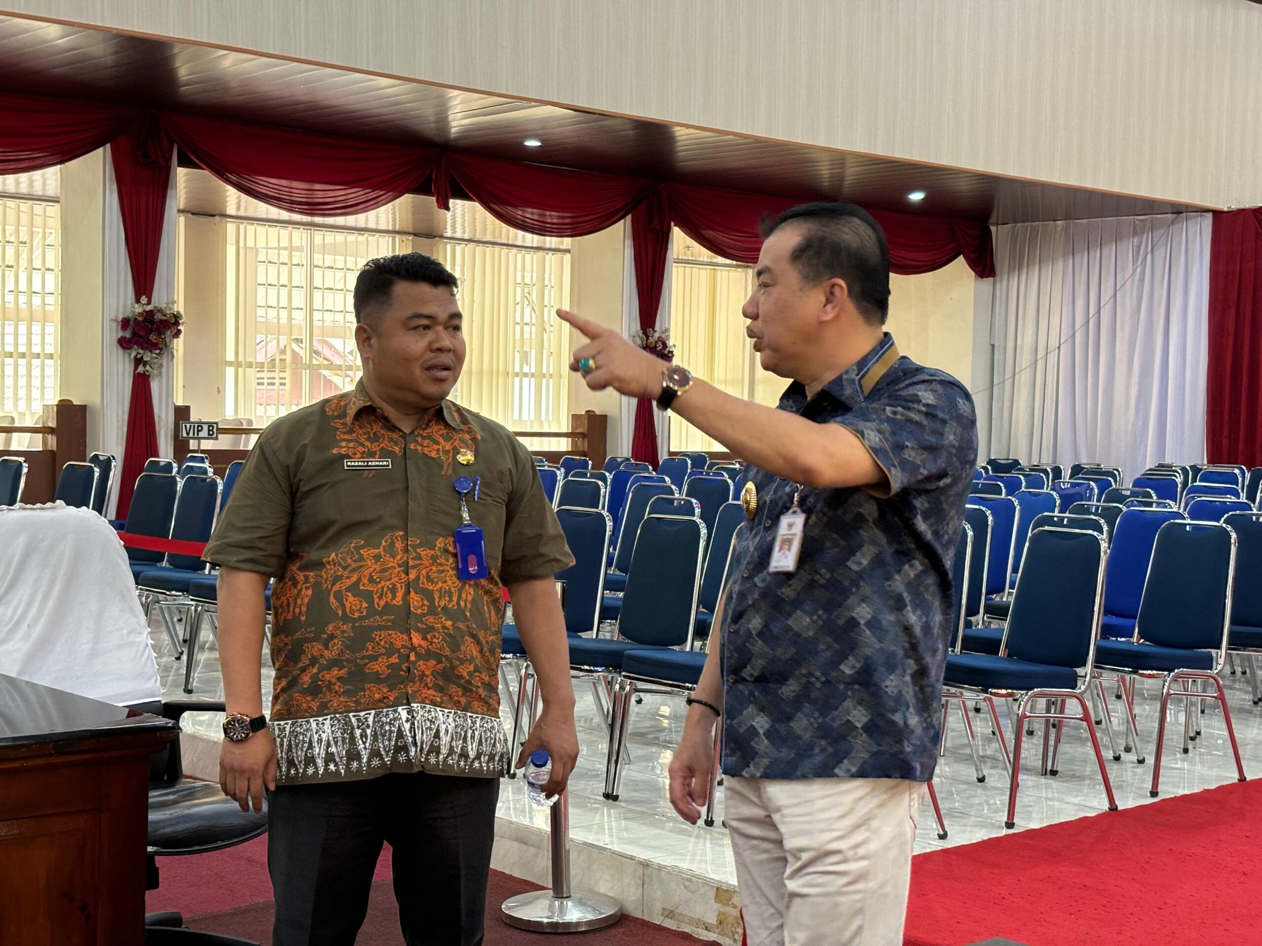 Plt Sekwan Razali Azhari mendampingi Pj Bupati Merangin H Mukti pantau persiapan pelantikan anggota DPRD Merangin periode 2024-2029.