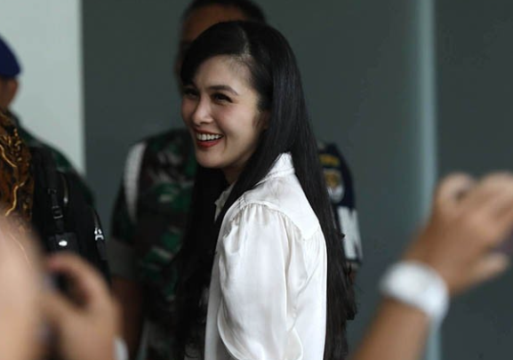 jpu membacakan dakwaan harvey moeis. terungkap uang senilai rp3,1 miliar terkait kasus dugaan korupsi timah mengalir ke rekening sandra dewi. jpu membacakan dakwaan harvey moeis. terungkap uang senilai rp3,1 miliar terkait kasus dugaan korupsi timah mengalir ke rekening sandra dewi.