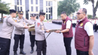 kapolda jambi, irjen pol. rusdi hartono berikan penghargaan kepada personel polda jambi yang berprestasi