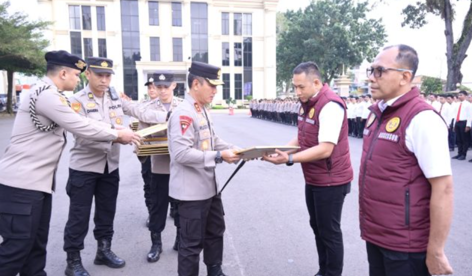 kapolda jambi, irjen pol. rusdi hartono berikan penghargaan kepada personel polda jambi yang berprestasi