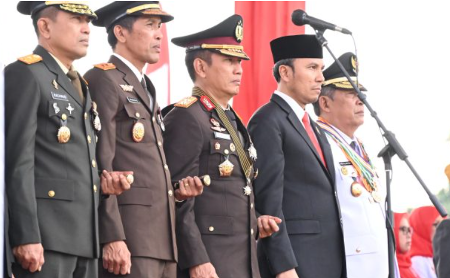kapolda jambi, irjen pol. rusdi hartono ikuti pelaksanaan upacara pengibaran duplikat bendera merah putih peringatan hari proklamasi kemerdekaan ri ke 79 tahun 2024 bersama forkopimda jambi kapolda jambi, irjen pol. rusdi hartono ikuti pelaksanaan upacara pengibaran duplikat bendera merah putih peringatan hari proklamasi kemerdekaan ri ke 79 tahun 2024 bersama forkopimda jambi
